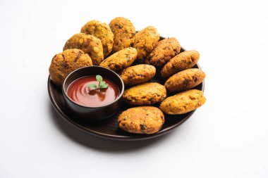 Masala Chana Dal Vada veya Parippu veya Paruppu Vadai, Maharashtra ve Kerala 'dan alınmış bir çerez tarifi. Tabakta servis ediliyor. seçici odak