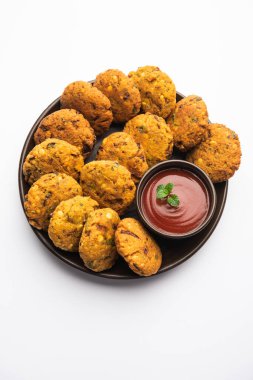 Masala Chana Dal Vada veya Parippu veya Paruppu Vadai, Maharashtra ve Kerala 'dan alınmış bir çerez tarifi. Tabakta servis ediliyor. seçici odak