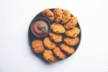 Masala Chana Dal Vada veya Parippu veya Paruppu Vadai, Maharashtra ve Kerala 'dan alınmış bir çerez tarifi. Tabakta servis ediliyor. seçici odak