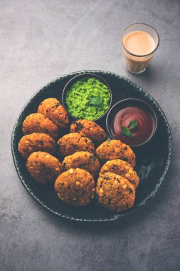 Masala Chana Dal Vada veya Parippu veya Paruppu Vadai, Maharashtrian ve Kerala 'dan alınmış bir çerez tarifi. Tabakta servis ediliyor. seçici odak