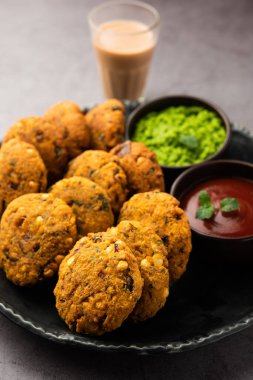Masala Chana Dal Vada veya Parippu veya Paruppu Vadai, Maharashtrian ve Kerala 'dan alınmış bir çerez tarifi. Tabakta servis ediliyor. seçici odak