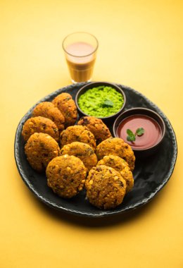 Masala Chana Dal Vada veya Parippu veya Paruppu Vadai, Maharashtrian ve Kerala 'dan alınmış bir çerez tarifi. Tabakta servis ediliyor. seçici odak