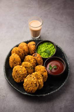 Masala Chana Dal Vada veya Parippu veya Paruppu Vadai, Maharashtrian ve Kerala 'dan alınmış bir çerez tarifi. Tabakta servis ediliyor. seçici odak