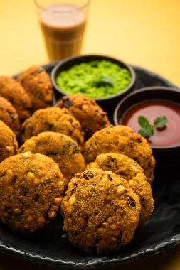 Masala Chana Dal Vada veya Parippu veya Paruppu Vadai, Maharashtrian ve Kerala 'dan alınmış bir çerez tarifi. Tabakta servis ediliyor. seçici odak