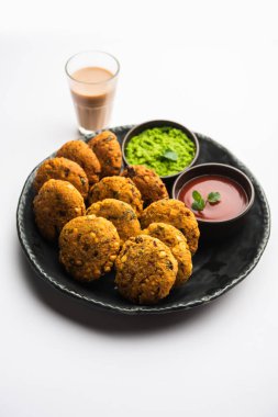 Masala Chana Dal Vada veya Parippu veya Paruppu Vadai, Maharashtrian ve Kerala 'dan alınmış bir çerez tarifi. Tabakta servis ediliyor. seçici odak