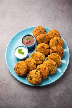 Masala Chana Dal Vada veya Parippu veya Paruppu Vadai, Maharashtrian ve Kerala 'dan alınmış bir çerez tarifi. Tabakta servis ediliyor. seçici odak