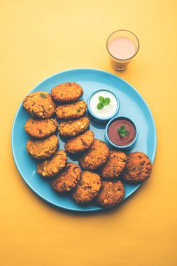 Masala Chana Dal Vada veya Parippu veya Paruppu Vadai, Maharashtrian ve Kerala 'dan alınmış bir çerez tarifi. Tabakta servis ediliyor. seçici odak