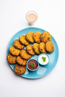 Masala Chana Dal Vada veya Parippu veya Paruppu Vadai, Maharashtrian ve Kerala 'dan alınmış bir çerez tarifi. Tabakta servis ediliyor. seçici odak