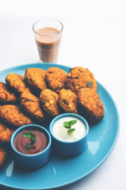 Masala Chana Dal Vada veya Parippu veya Paruppu Vadai, Maharashtrian ve Kerala 'dan alınmış bir çerez tarifi. Tabakta servis ediliyor. seçici odak