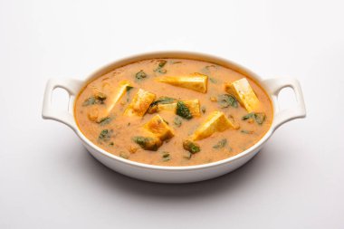 Methi Paneer Sabzi ya da Hint usulü süzme peynirli çemen yaprağı körisi tarifi. Bir kâsede ya da Karahi 'de servis edilmiş. seçici odak