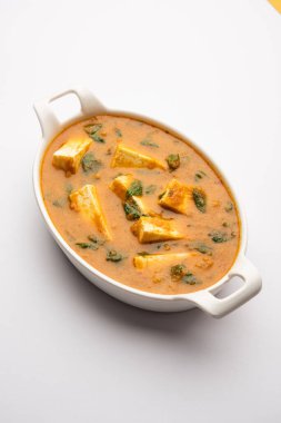 Methi Paneer Sabzi ya da Hint usulü süzme peynirli çemen yaprağı körisi tarifi. Bir kâsede ya da Karahi 'de servis edilmiş. seçici odak