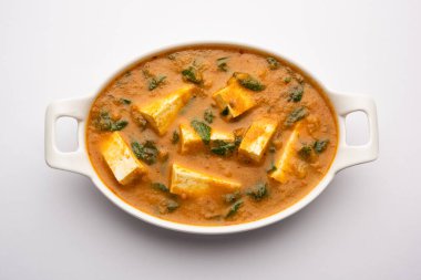 Methi Paneer Sabzi ya da Hint usulü süzme peynirli çemen yaprağı körisi tarifi. Bir kâsede ya da Karahi 'de servis edilmiş. seçici odak