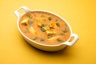 Methi Paneer Sabzi ya da Hint usulü süzme peynirli çemen yaprağı körisi tarifi. Bir kâsede ya da Karahi 'de servis edilmiş. seçici odak
