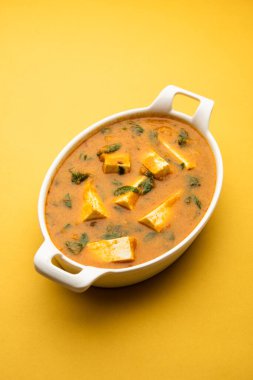 Methi Paneer Sabzi ya da Hint usulü süzme peynirli çemen yaprağı körisi tarifi. Bir kâsede ya da Karahi 'de servis edilmiş. seçici odak