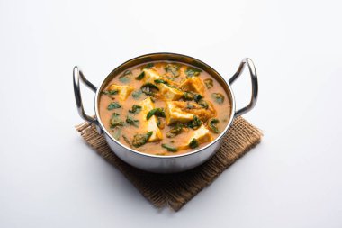 Methi Paneer Sabzi ya da Hint usulü süzme peynirli çemen yaprağı körisi tarifi. Bir kâsede ya da Karahi 'de servis edilmiş. seçici odak