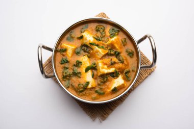 Methi Paneer Sabzi ya da Hint usulü süzme peynirli çemen yaprağı körisi tarifi. Bir kâsede ya da Karahi 'de servis edilmiş. seçici odak