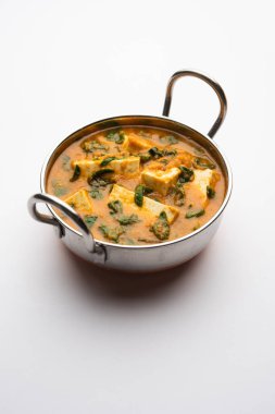 Methi Paneer Sabzi ya da Hint usulü süzme peynirli çemen yaprağı körisi tarifi. Bir kâsede ya da Karahi 'de servis edilmiş. seçici odak