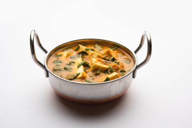 Methi Paneer Sabzi ya da Hint usulü süzme peynirli çemen yaprağı körisi tarifi. Bir kâsede ya da Karahi 'de servis edilmiş. seçici odak