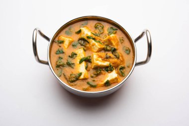 Methi Paneer Sabzi ya da Hint usulü süzme peynirli çemen yaprağı körisi tarifi. Bir kâsede ya da Karahi 'de servis edilmiş. seçici odak