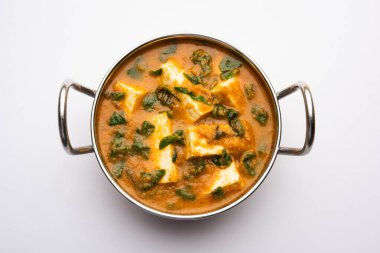 Methi Paneer Sabzi ya da Hint usulü süzme peynirli çemen yaprağı körisi tarifi. Bir kâsede ya da Karahi 'de servis edilmiş. seçici odak