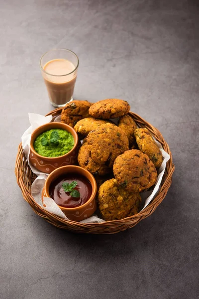 Masala Chana Dal Vada veya Parippu veya Paruppu Vadai, Maharashtra ve Kerala 'dan alınmış bir çerez tarifi. Tabakta servis ediliyor. seçici odak