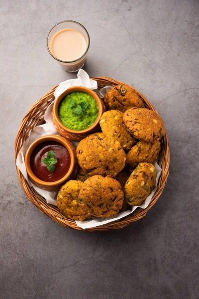 Masala Chana Dal Vada veya Parippu veya Paruppu Vadai, Maharashtra ve Kerala 'dan alınmış bir çerez tarifi. Tabakta servis ediliyor. seçici odak