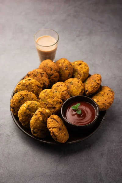 Masala Chana Dal Vada veya Parippu veya Paruppu Vadai, Maharashtra ve Kerala 'dan alınmış bir çerez tarifi. Tabakta servis ediliyor. seçici odak