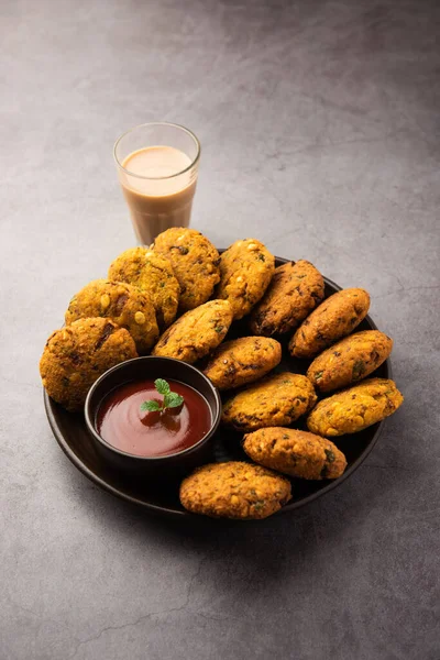 Masala Chana Dal Vada veya Parippu veya Paruppu Vadai, Maharashtra ve Kerala 'dan alınmış bir çerez tarifi. Tabakta servis ediliyor. seçici odak