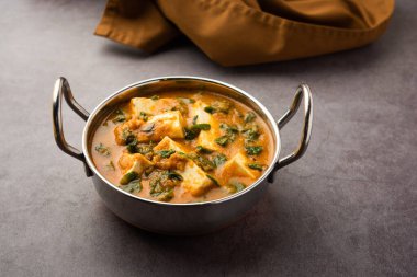Methi Paneer Sabzi ya da Hint usulü süzme peynirli çemen yaprağı körisi tarifi. Bir kâsede ya da Karahi 'de servis edilmiş. seçici odak