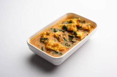 Methi Paneer Sabzi ya da Hint usulü süzme peynirli çemen yaprağı körisi tarifi. Bir kâsede ya da Karahi 'de servis edilmiş. seçici odak