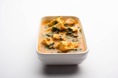 Methi Paneer Sabzi ya da Hint usulü süzme peynirli çemen yaprağı körisi tarifi. Bir kâsede ya da Karahi 'de servis edilmiş. seçici odak