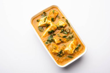 Methi Paneer Sabzi ya da Hint usulü süzme peynirli çemen yaprağı körisi tarifi. Bir kâsede ya da Karahi 'de servis edilmiş. seçici odak