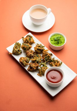 Ev yapımı lezzetli Palak pakoda ya da ketçapla servis edilen ıspanak Firtters olarak bilinen pakora. Hindistan 'dan favori çay saati atıştırmalığı.