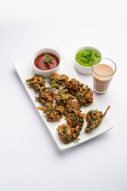 Ev yapımı lezzetli Palak pakoda ya da ketçapla servis edilen ıspanak Firtters olarak bilinen pakora. Hindistan 'dan favori çay saati atıştırmalığı.