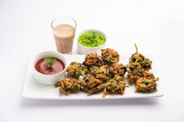 Ev yapımı lezzetli Palak pakoda ya da ketçapla servis edilen ıspanak Firtters olarak bilinen pakora. Hindistan 'dan favori çay saati atıştırmalığı.