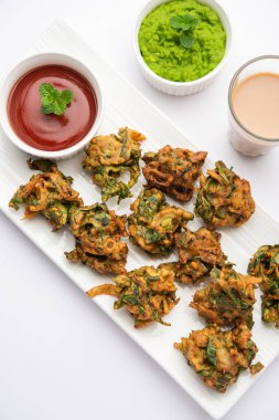 Ev yapımı lezzetli Palak pakoda ya da ketçapla servis edilen ıspanak Firtters olarak bilinen pakora. Hindistan 'dan favori çay saati atıştırmalığı.