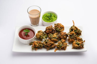 Ev yapımı lezzetli Palak pakoda ya da ketçapla servis edilen ıspanak Firtters olarak bilinen pakora. Hindistan 'dan favori çay saati atıştırmalığı.
