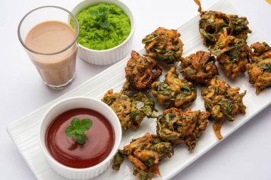 Ev yapımı lezzetli Palak pakoda ya da ketçapla servis edilen ıspanak Firtters olarak bilinen pakora. Hindistan 'dan favori çay saati atıştırmalığı.