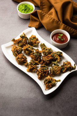 Ev yapımı lezzetli Palak pakoda ya da ketçapla servis edilen ıspanak Firtters olarak bilinen pakora. Hindistan 'dan favori çay saati atıştırmalığı.