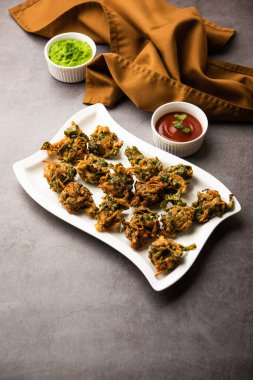 Ev yapımı lezzetli Palak pakoda ya da ketçapla servis edilen ıspanak Firtters olarak bilinen pakora. Hindistan 'dan favori çay saati atıştırmalığı.