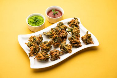 Ev yapımı lezzetli Palak pakoda ya da ketçapla servis edilen ıspanak Firtters olarak bilinen pakora. Hindistan 'dan favori çay saati atıştırmalığı.