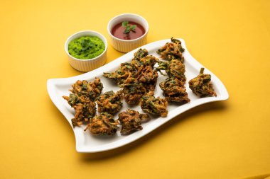 Ev yapımı lezzetli Palak pakoda ya da ketçapla servis edilen ıspanak Firtters olarak bilinen pakora. Hindistan 'dan favori çay saati atıştırmalığı.