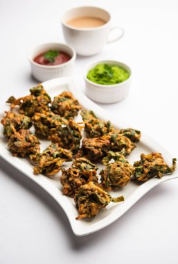 Ev yapımı lezzetli Palak pakoda ya da ketçapla servis edilen ıspanak Firtters olarak bilinen pakora. Hindistan 'dan favori çay saati atıştırmalığı.