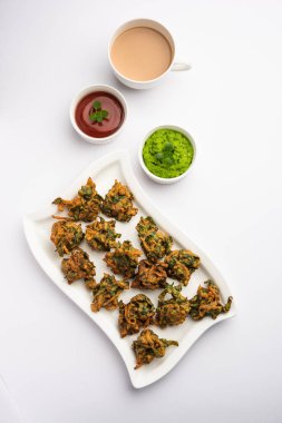 Ev yapımı lezzetli Palak pakoda ya da ketçapla servis edilen ıspanak Firtters olarak bilinen pakora. Hindistan 'dan favori çay saati atıştırmalığı.