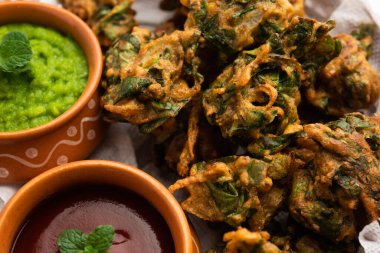 Ev yapımı lezzetli Palak pakoda ya da ketçapla servis edilen ıspanak Firtters olarak bilinen pakora. Hindistan 'dan favori çay saati atıştırmalığı.