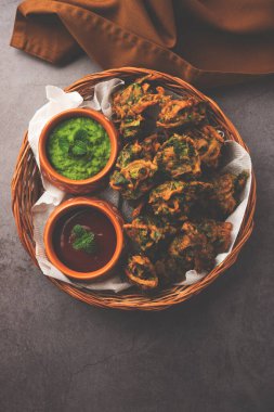 Ev yapımı lezzetli Palak pakoda ya da ketçapla servis edilen ıspanak Firtters olarak bilinen pakora. Hindistan 'dan favori çay saati atıştırmalığı.