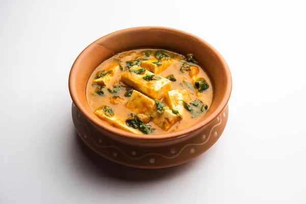 意大利面或印度风格的奶酪 配上茴香叶咖喱粉 在碗里服务或卡拉希 选择性重点 — 图库照片