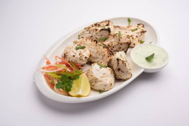 Hint Afgan tavuğu Malai Tikka taze salatayla servis edilen ızgara Murgh kremalı kebaptır.
