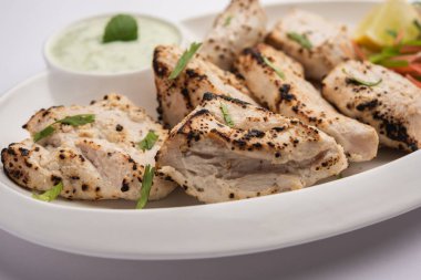Hint Afgan tavuğu Malai Tikka taze salatayla servis edilen ızgara Murgh kremalı kebaptır.
