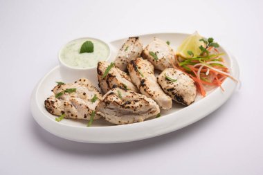 Hint Afgan tavuğu Malai Tikka taze salatayla servis edilen ızgara Murgh kremalı kebaptır.